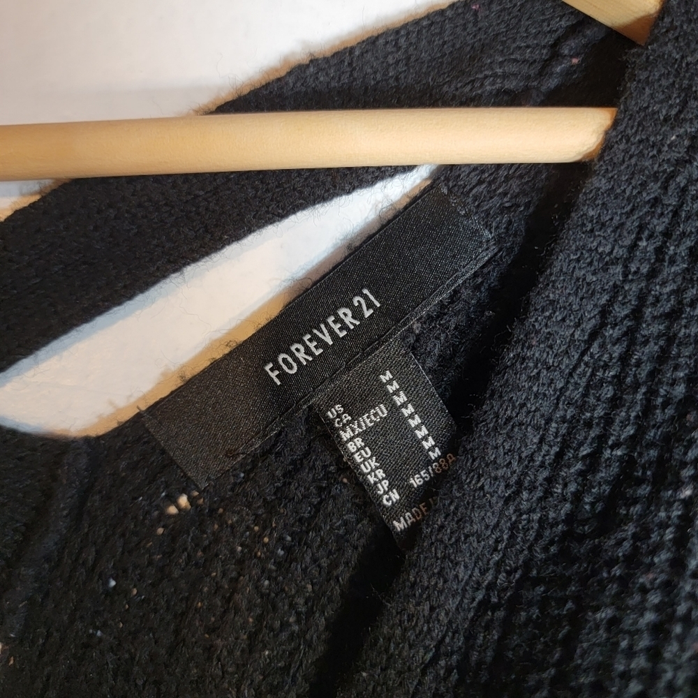 FOREVER 21 black V-neck black knit with back detail. Size M - Picture 4 of 5